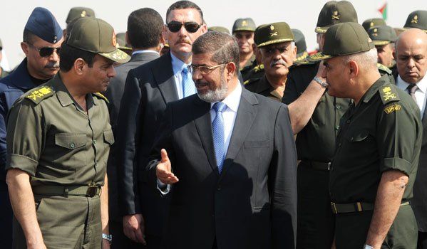 Ein Bild aus besseren Tagen: Ursprünglich hatte Mursi die Unterstützung der Armee. FOTO: AP Ein Bild aus besseren Tagen: Ursprünglich hatte Mursi die Unterstützung der Armee. FOTO: AP