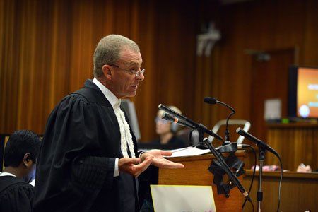 Ankläger Gerrie Nel glaubt kein Wort der Version von Pistorius. (Bild: EPA) Ankläger Gerrie Nel glaubt kein Wort der Version von Pistorius. (Bild: EPA)