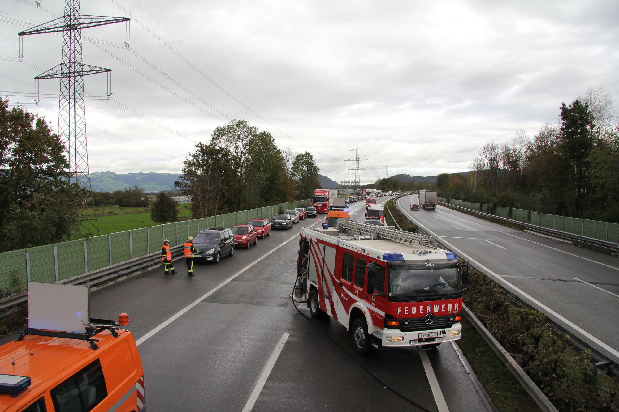 Vollsperre Richtung Bludenz - Stau auf der A14. Foto: VOL.AT/ Matthias Rauch