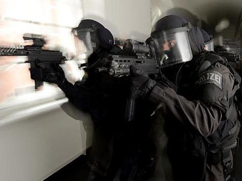 Beamte der Cobra nahmen den mutmaßlichen Täter fest. Beamte der Cobra nahmen den mutmaßlichen Täter fest.