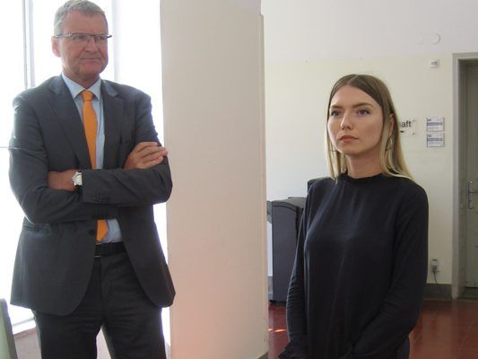 Klägerin Kristina V. mit ihrem Anwalt Andreas Ermacora. Klägerin Kristina V. mit ihrem Anwalt Andreas Ermacora.
