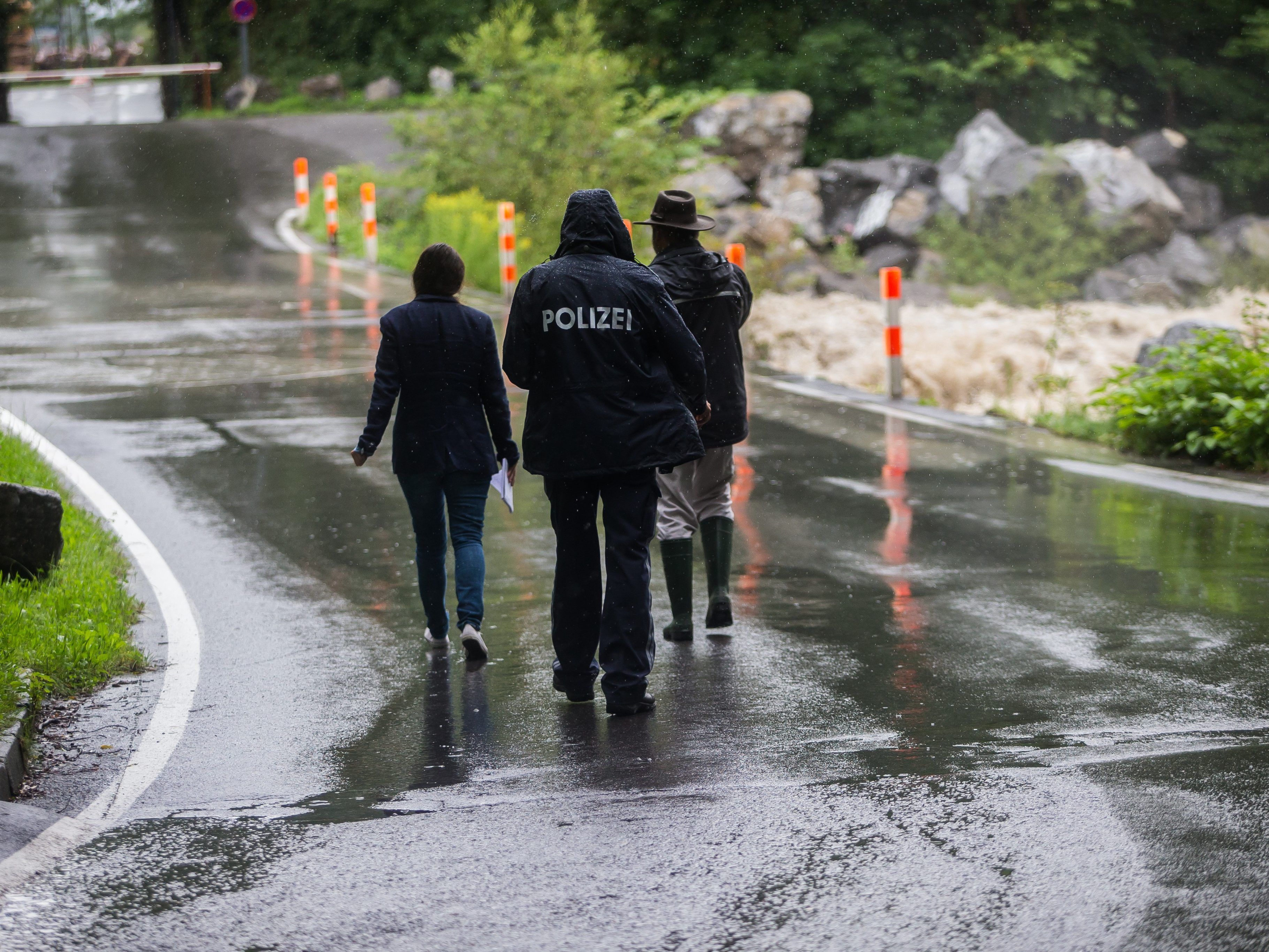 Starkregen sorgt für Verkehrsbehinderungen.