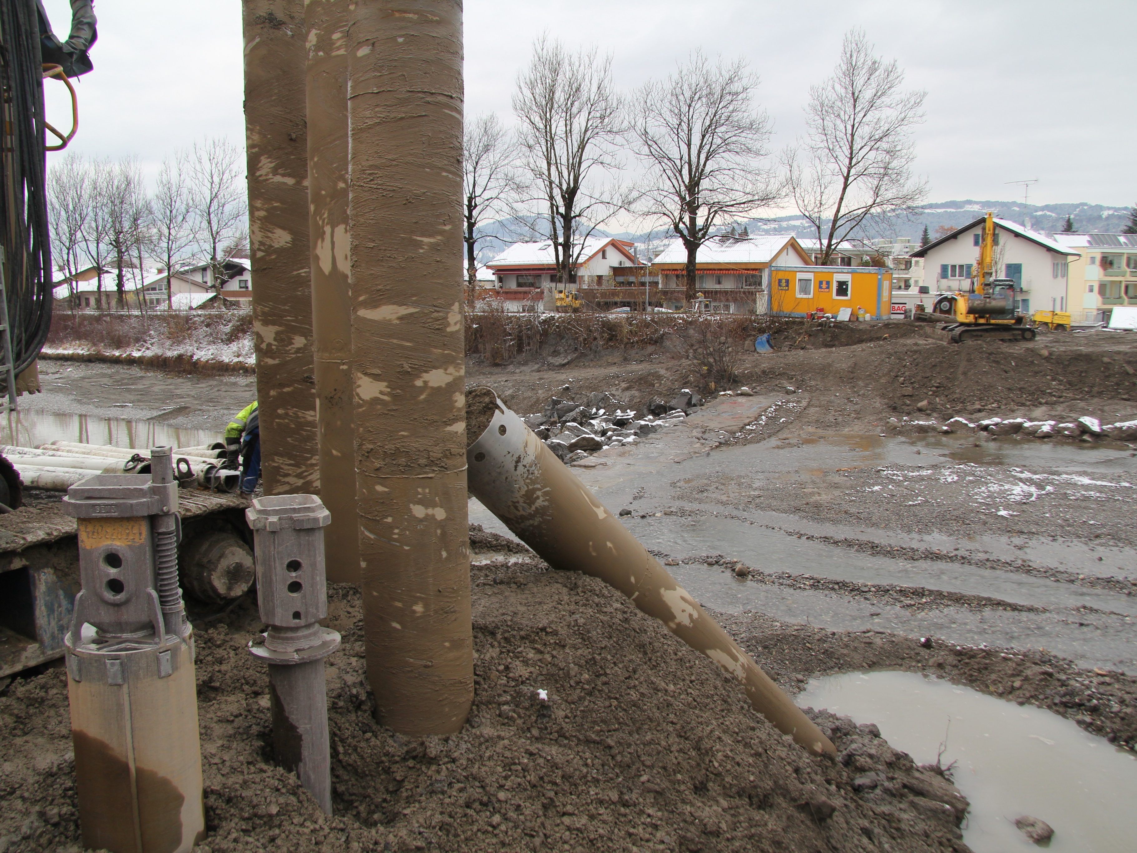 Derzeit laufen die Arbeiten an Fundament der neuen Brücke. Derzeit laufen die Arbeiten an Fundament der neuen Brücke.