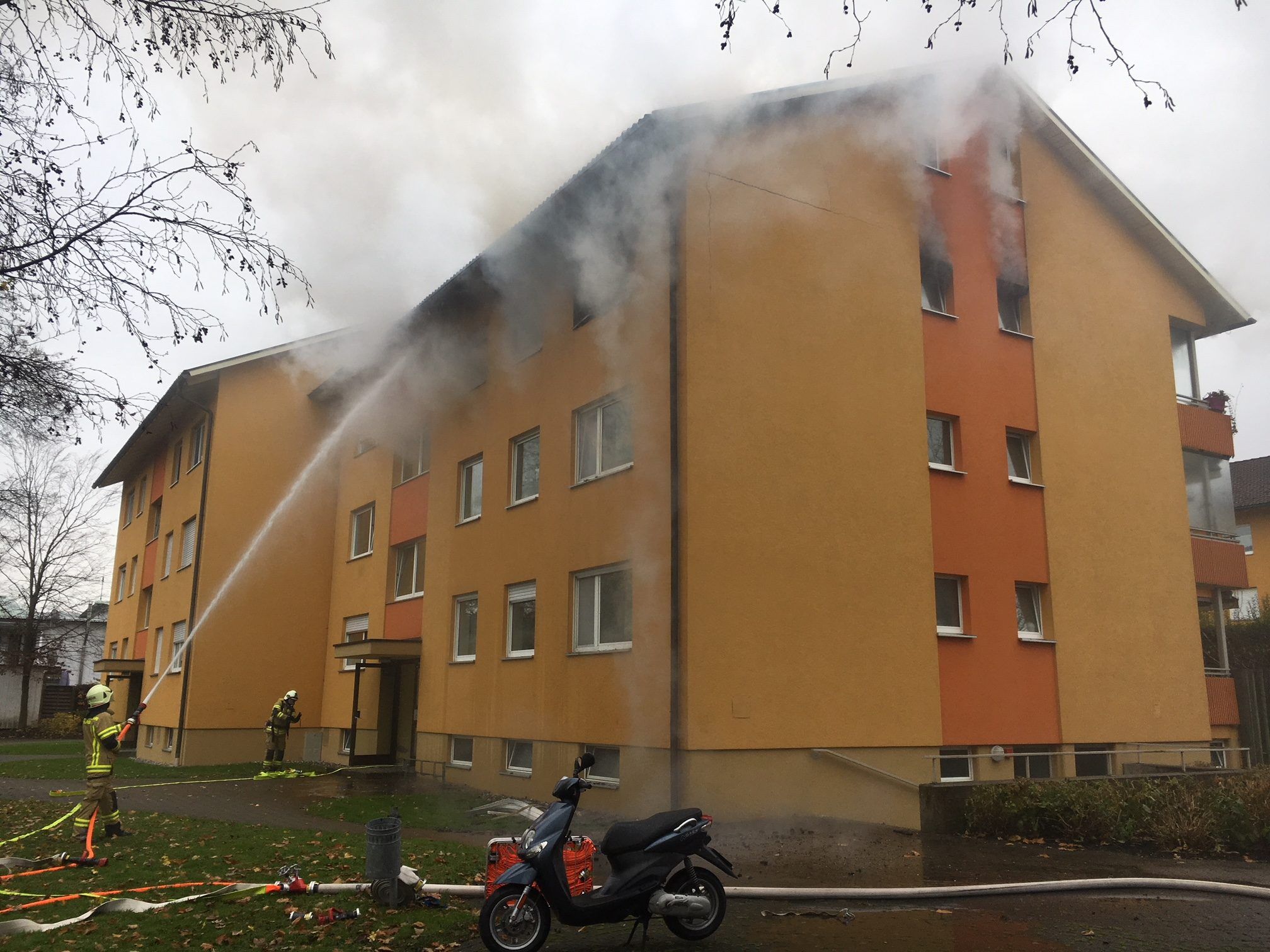 Das Dachgeschoss eines Mehrparteienhauses in Hard fing Feuer.