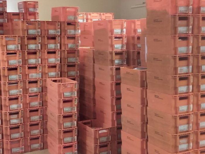 In den Verteilzentren der Post stapeln sich die Sendungen teils wochenlang. In den Verteilzentren der Post stapeln sich die Sendungen teils wochenlang.