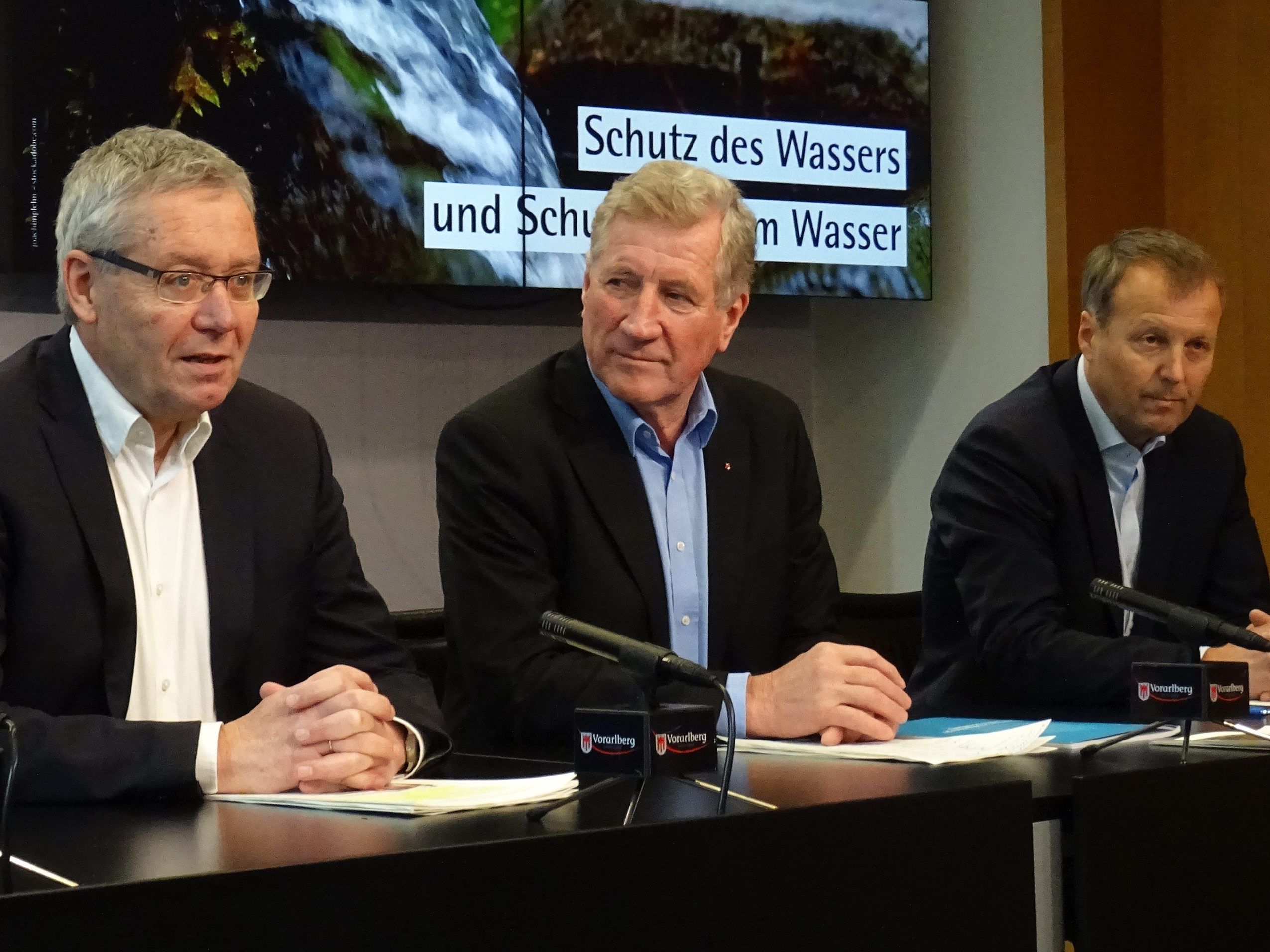 Landesstatthalter Karlheinz Rüdisser, Landesrat Erich Schwärzler und der Vorstand der Abteilung Wasserwirtschaft, Thomas Blank, im Pressefoyer Landesstatthalter Karlheinz Rüdisser, Landesrat Erich Schwärzler und der Vorstand der Abteilung Wasserwirtschaft, Thomas Blank, im Pressefoyer