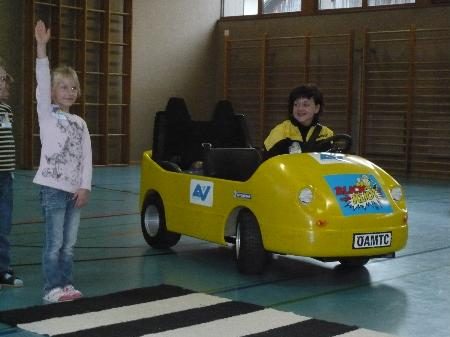 15 Kinder der Volksschule Tschagguns lernten in einem Praxistest das richtige Verhalten bei Dunkelheit.