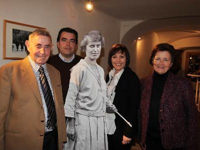 Die Nachkommen von Adele Maklott, Anton Raunicher mit seinem Sohn Wolfgang, Tochter Heidrun sowie Gattin Getrud (v. l.) mit der Pappfigur von Adele Maklott. Die Nachkommen von Adele Maklott, Anton Raunicher mit seinem Sohn Wolfgang, Tochter Heidrun sowie Gattin Getrud (v. l.) mit der Pappfigur von Adele Maklott.