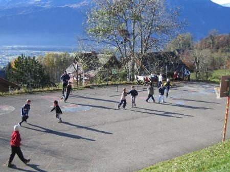 Spielerisch wurden die Kinder für das Skifahren trainiert.