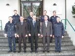 Bild: Regierungsrat Hugo Quaderer (3.v.l.) mit Polizeichef Adrian Hasler (2.v.l.) und dem Ausbildungsteam des Bildungszentrums.