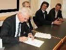 Illwerke-Vorstand Ludwig Summer unterschreibt den Partnerschaftsvertrag mit dem Montafon.