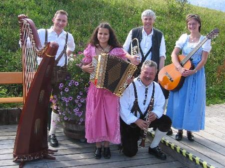 Nauderer Schupfamusi spielt am Sonnenkopf.