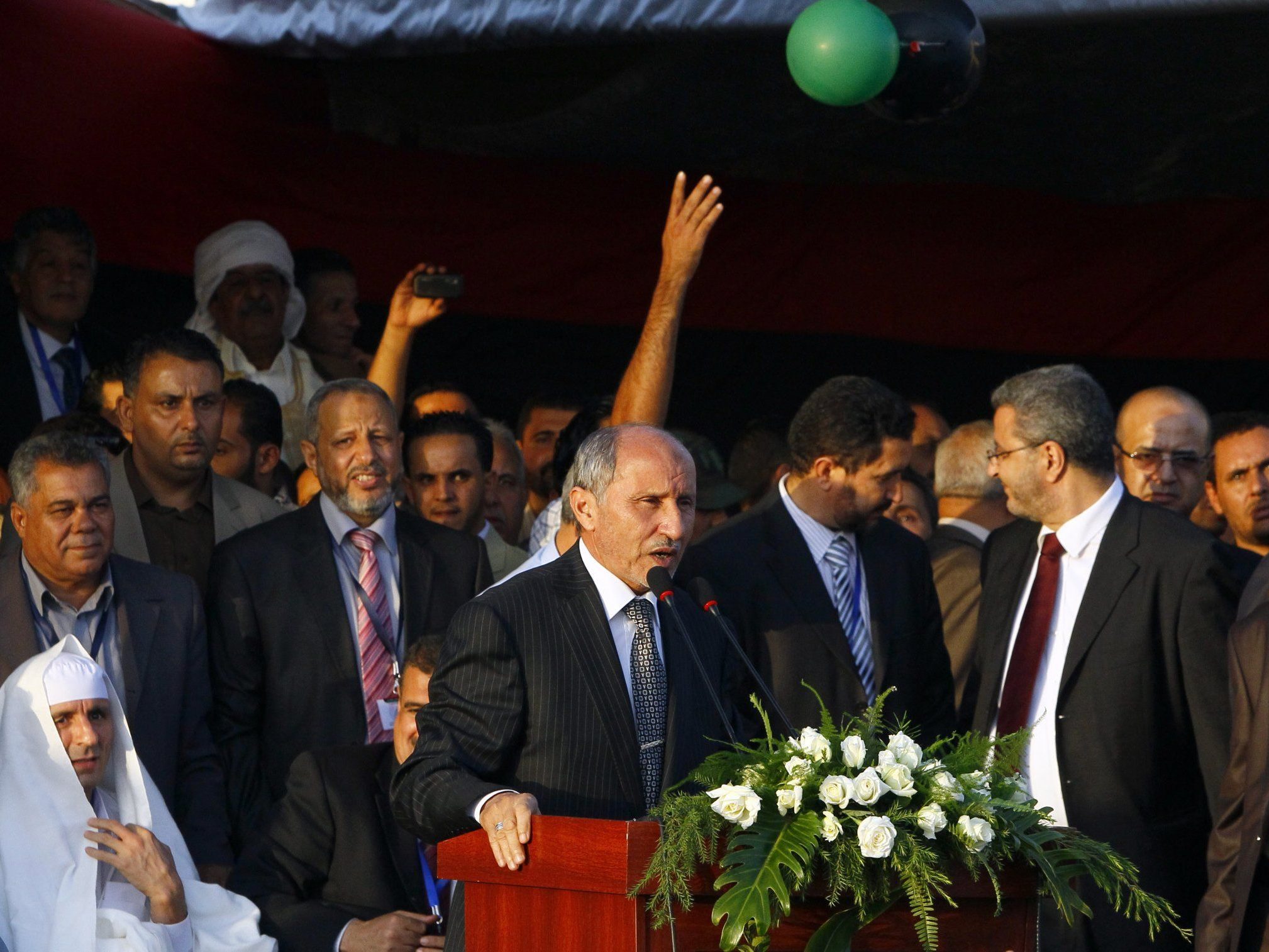 Verspricht Scharia: Mustafa Abdel Jalil. Verspricht Scharia: Mustafa Abdel Jalil.