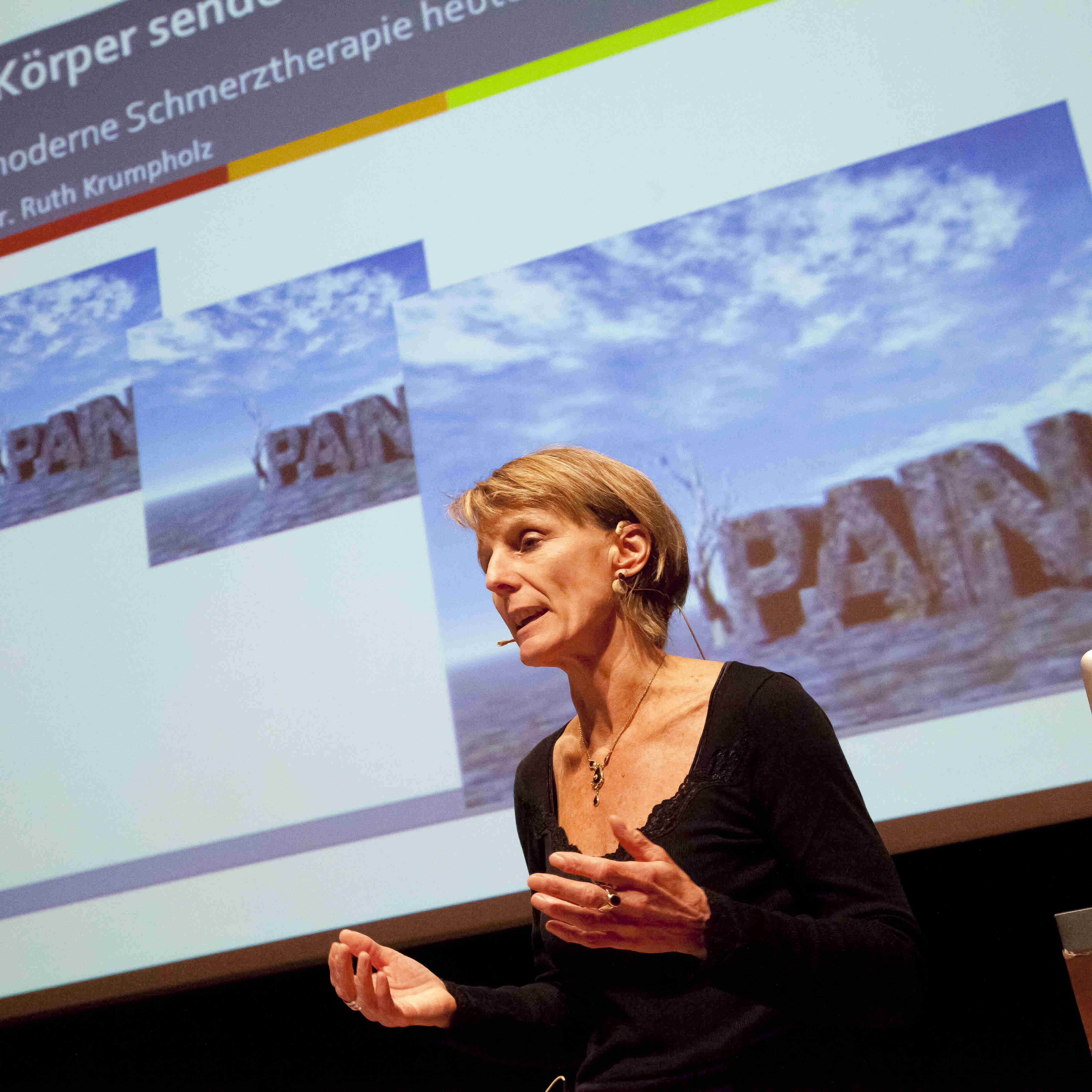 Dr. Ruth Krumpholz beim Mini Med-Vortrag im Wolfurter Cubus