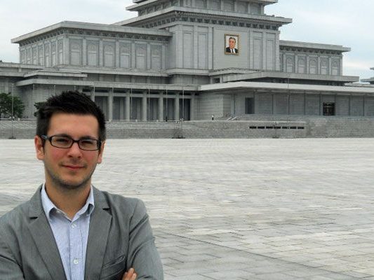 Christoph vor dem Kim-Jong-Il-Mausoleum.