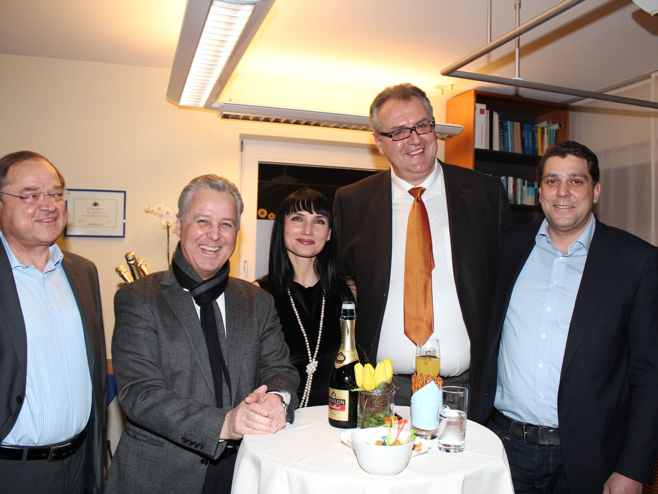 Dr. Axel Stöckl, Hugo Rogginer, Krystyna und Jacek T. Gorny sowie Bgm. Harald Köhlmeier.
