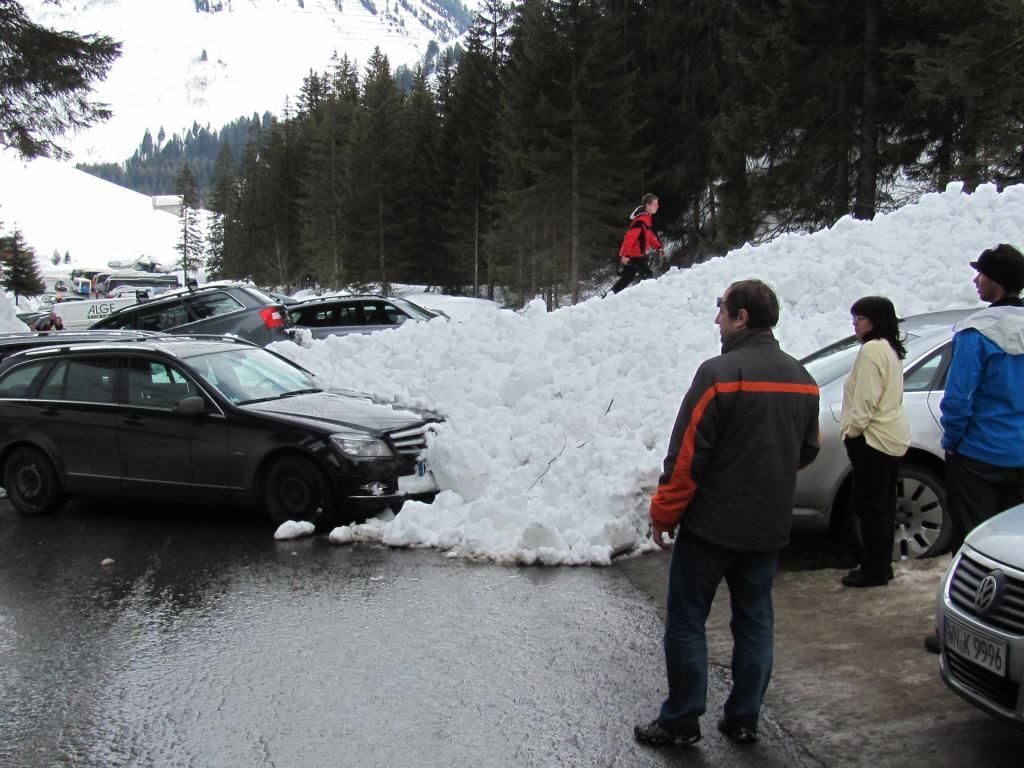 Lawine beschädigte mehrere Autos. Lawine beschädigte mehrere Autos.