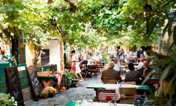 Beim Wiener Heurigen Mayer am Pfarrplatz