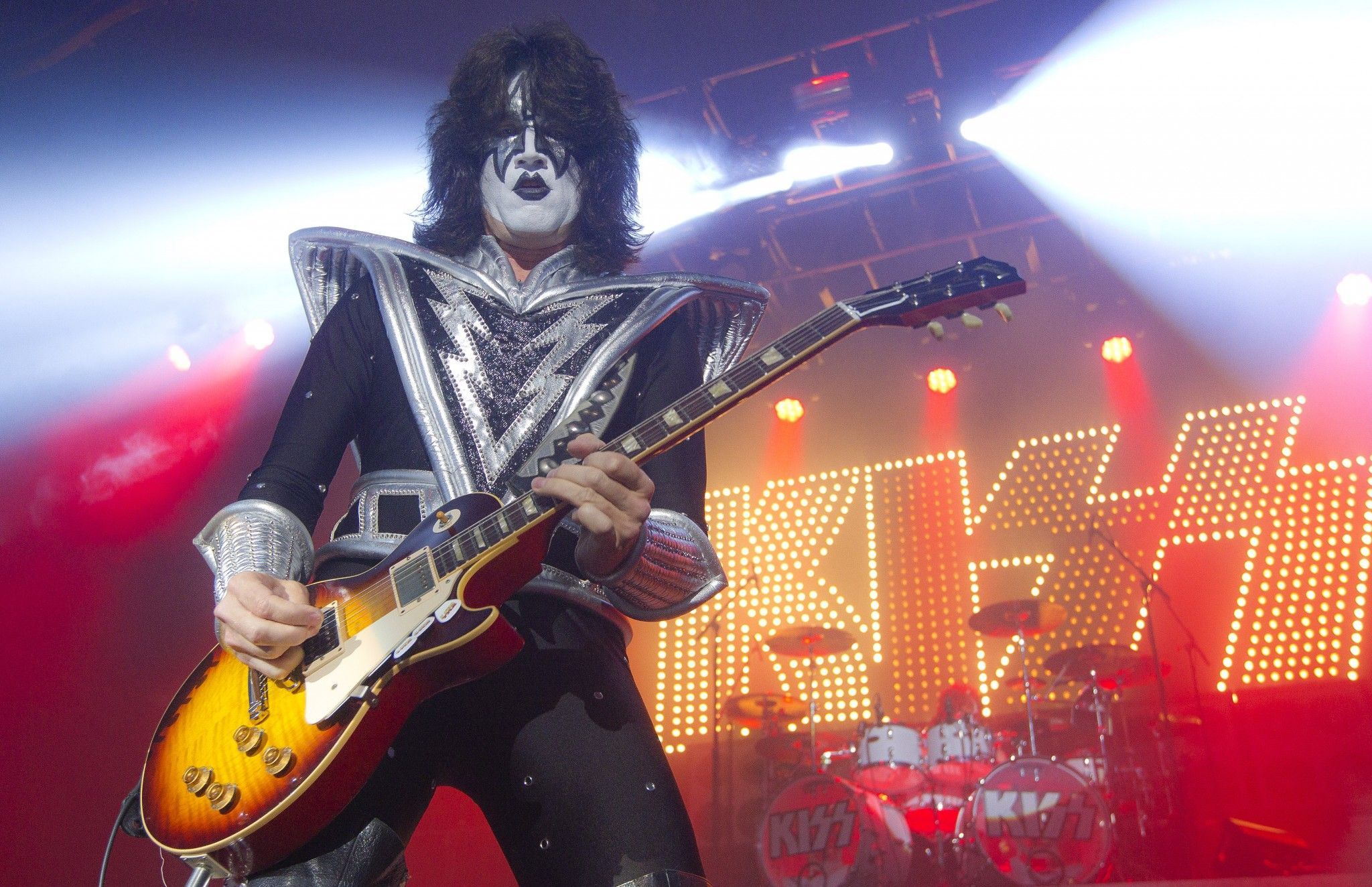 Томми тайер kiss без грима. Томми тайер kiss. Томми таер гитара. Томми тейер. Томми таер кисс.