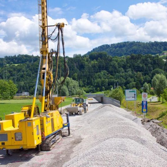 Auch an der L200 vor dem Achraintunnel sind Sanierungsarbeiten im Gang.