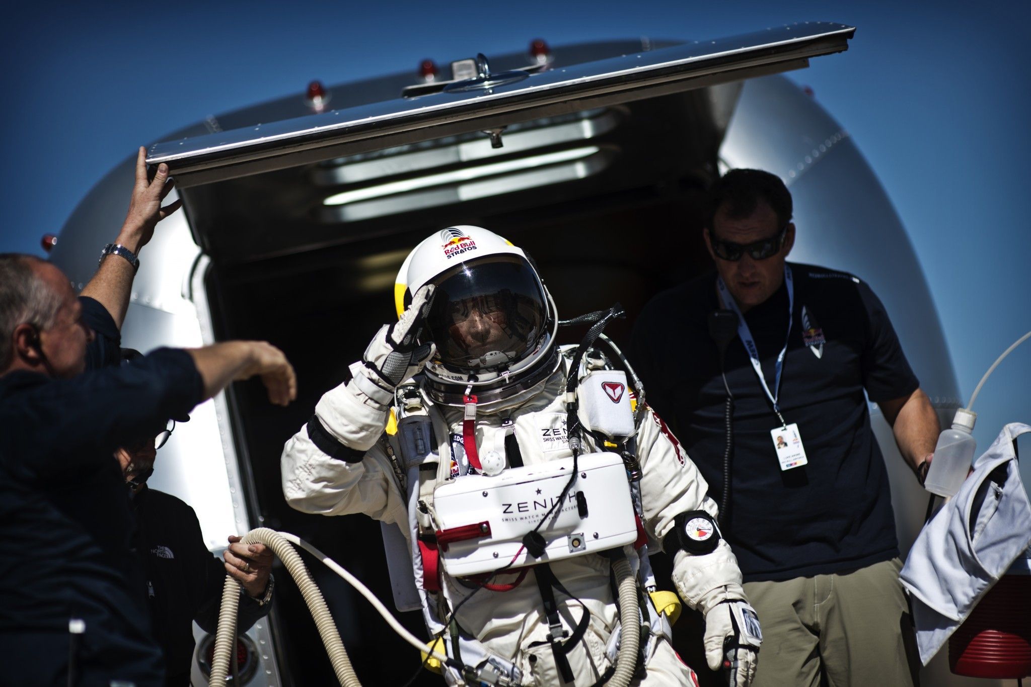 Ред булл феликс баумгартнер. Феликс баумгартнер стратостат. Ред булл феликс баумгартнер. Феликс баумгартнер прыжок 39 км. Парашютист феликс баумгартнер.