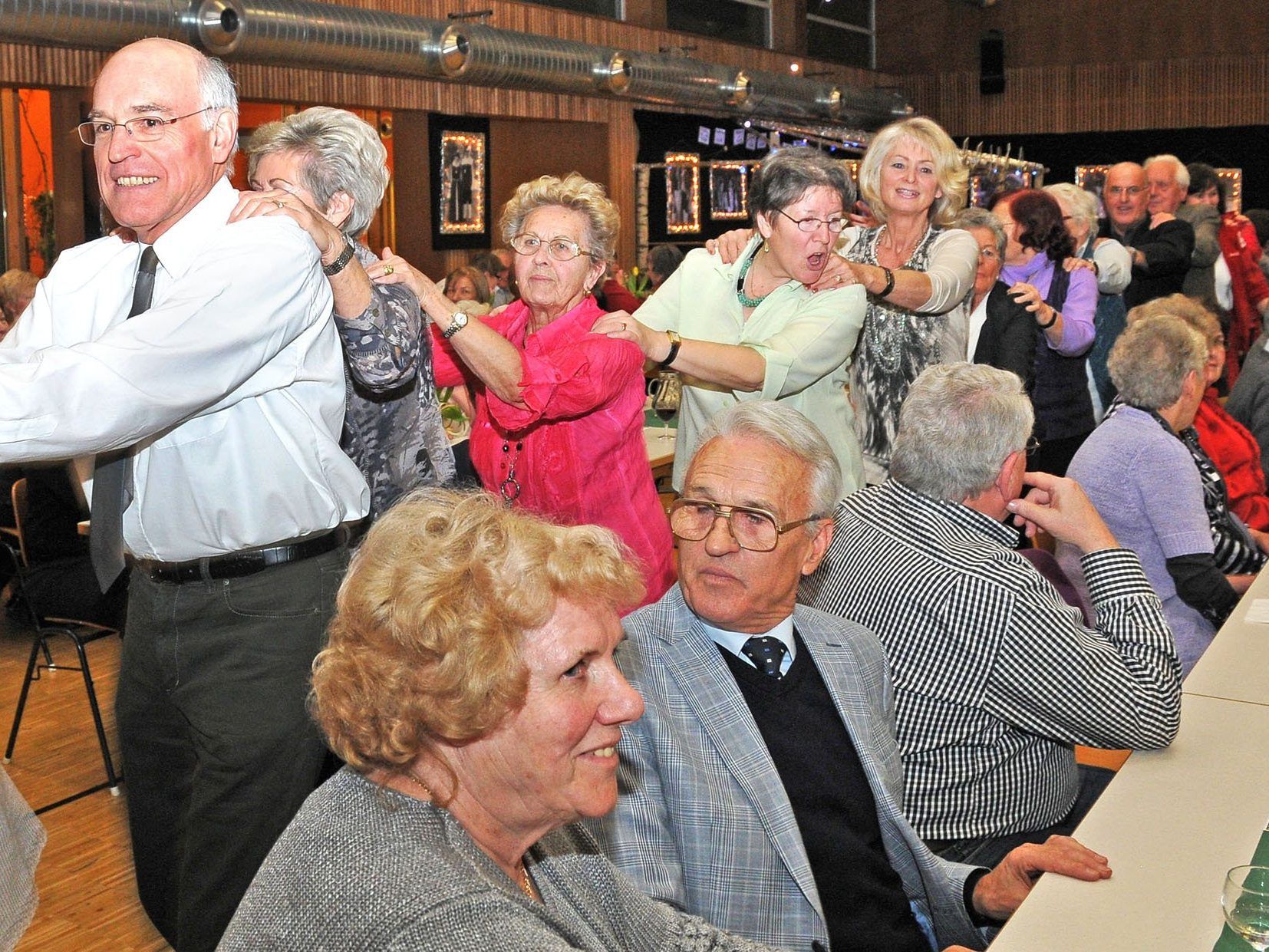 Beste Stimmung beim Senioren-Zunftball in der Rheinauhalle in Höchst