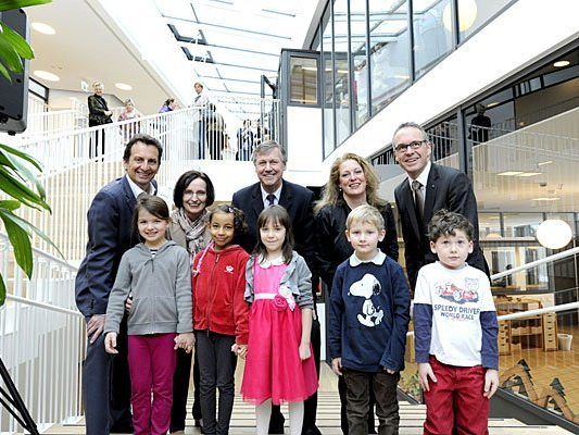 Christian Oxonitsch, Maria Chytil, Erich Hohenberger, Daniela Cochlar und Wolfgang Viehauser mit Kindern bei der Eröffnung des neuen Kindergartens Stadtpark