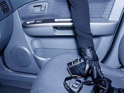 Bei einem Autoeinbruch in Landstraße stahl der Täter einen Laptop Bei einem Autoeinbruch in Landstraße stahl der Täter einen Laptop