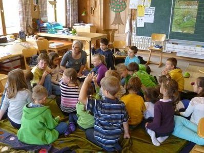 Die Kinder der Volksschule St. Gerold auf dem großen Geschichtenteppich