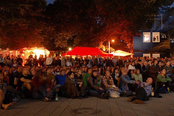 Begeisterte Zuschauer beim Kino unter Sternen Begeisterte Zuschauer beim Kino unter Sternen
