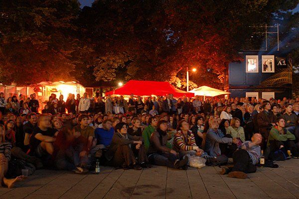 Begeisterte Zuschauer beim Kino unter Sternen