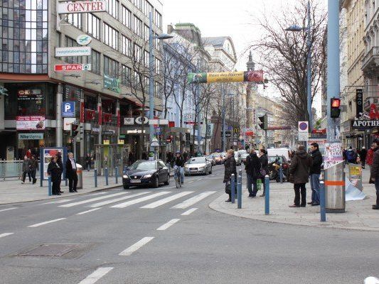 Auf der Mariahilfer Straße werden bestimmte Bereiche rot gefärbt Auf der Mariahilfer Straße werden bestimmte Bereiche rot gefärbt
