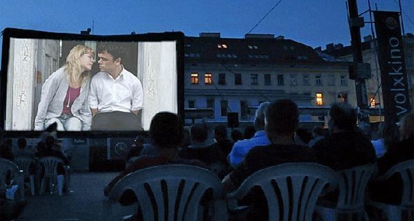 Das vielseitigste unter den Sommerkinos: das Volxkino macht in allen Bezirken Station