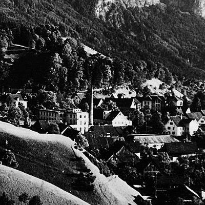 Die Stadt Dornbirn auf einer alten Fotografie, Blickrichtung Karren.