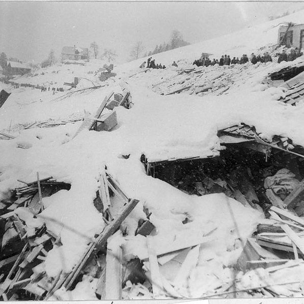 Im Winter 1954 rasten im Großwalsertal, Bregenzerwald, Klostertal und Montafon 57 gewaltige Lawinen talwärts. Allein in Blons wurden damals 57 Menschen getötet.