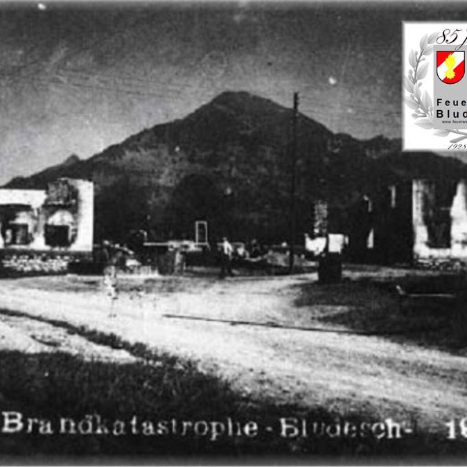 Die Bludescher Brandkatastrophe von 1928. In der Nacht von 30. auf 31. Juli 1928 fielen einem Großbrand, der im Dorfzentrum ausgebrochen war, fünf Gebäude zum Opfer. (Bild: OF Bludesch)
