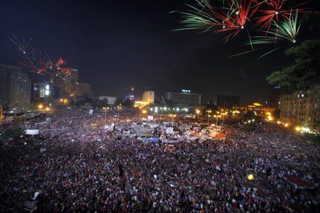 Die Menge auf dem Tahrir-Platz nahm den Armee-Aufmarsch begeistert zur Kenntnis. Foto: AP Die Menge auf dem Tahrir-Platz nahm den Armee-Aufmarsch begeistert zur Kenntnis. Foto: AP