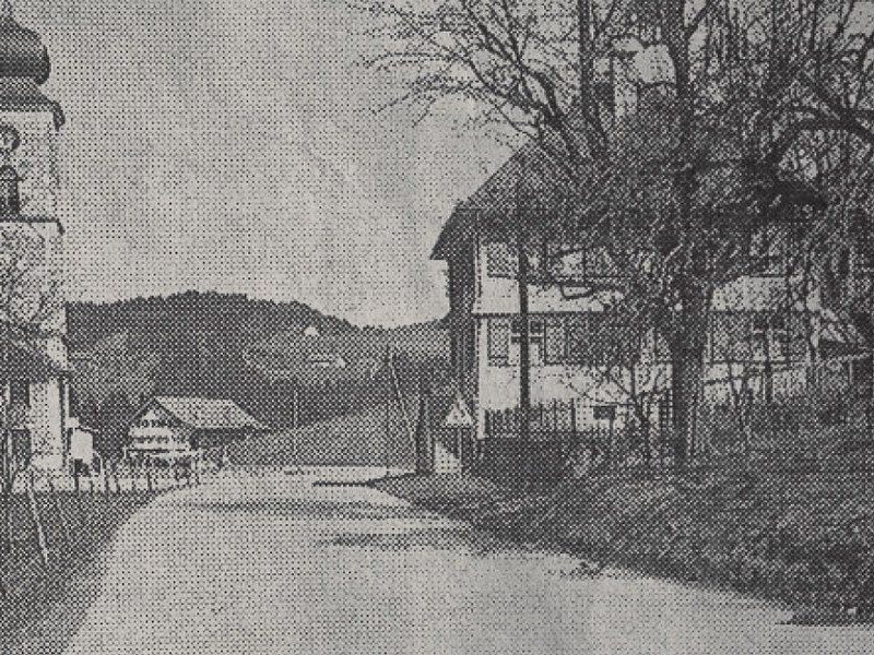 Im Bild links die von Alois Negrelli erbaute Pfarrkirche St. Bernhard um die Jahrhundertwende. Im Bild links die von Alois Negrelli erbaute Pfarrkirche St. Bernhard um die Jahrhundertwende.