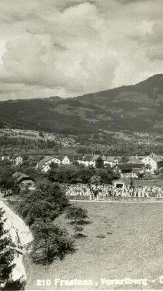 Frastanz in alten Ansichten: Das Titelblatt des Kalenders 2011 zeigt die Dorfansicht mit neuem Gemeindepark und Triftplatz um 1953.