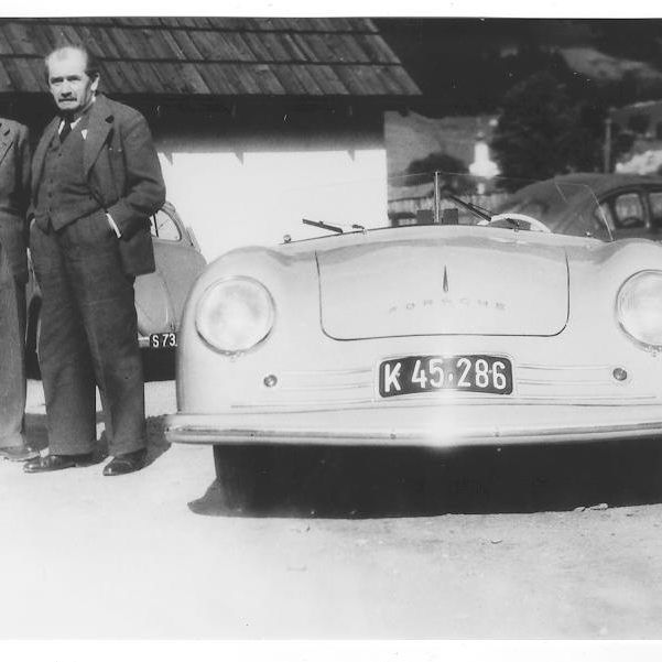 Der Vater des Verstorbenen, Ferdinand Porsche sen., hatte von 1922 bis 1927 in Hard eine Werkstatt, in der er Prototypen des Volkswagens entworfen hatte.