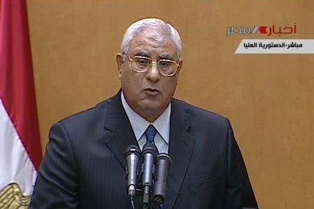 Übergangspräsident Adly Mansour bei der Vereidigung. Bild: AP