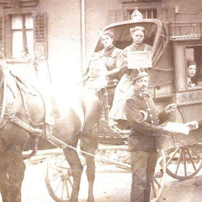 Ein wehmütiges Bild: Ein unbekannter Fotograf bannte die Postkutsche der Linie Bregenz-Hohenweiler vor ihrer letzten Fahrt im Sommer 1912 auf die Foto-Glasplatte.