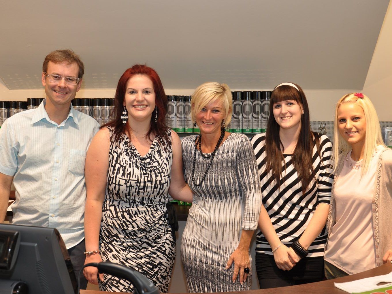 Hanno Reutterer, Shopleiterin Martina Maier, Manuela Dünser, Kerstin Geser und Tanja Bayer. Hanno Reutterer, Shopleiterin Martina Maier, Manuela Dünser, Kerstin Geser und Tanja Bayer.