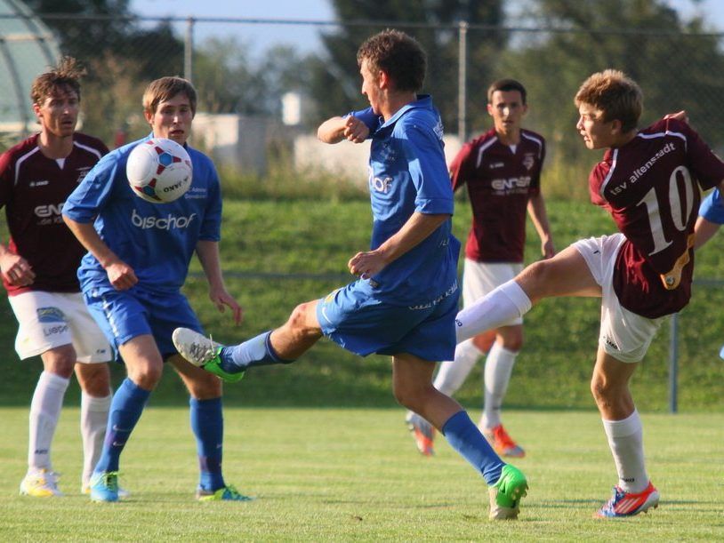 Youngster Timo Engljähriger (Nr. 10 rotes Dress) schoss für Altenstadt beim 4:2-Erfolg ein Triplepack.