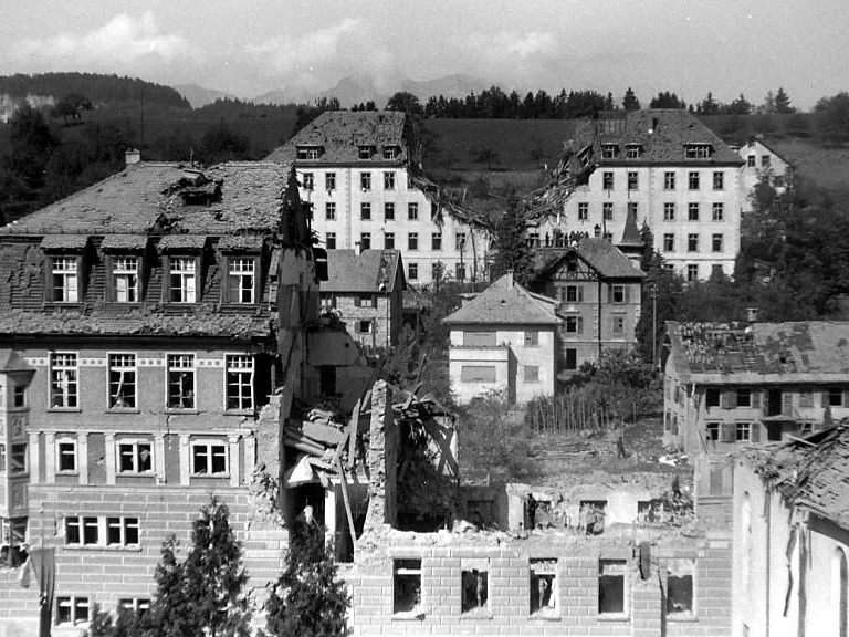 Im Vordergrund die Ruine des völlig zerstörten Mädcheninternates