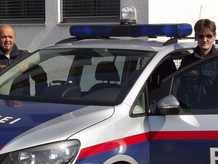 Günther Eigner der Polizeiinspektion Leopoldsdorf und Johann Wagner der Polizeiinspektion Himberg. Günther Eigner der Polizeiinspektion Leopoldsdorf und Johann Wagner der Polizeiinspektion Himberg.