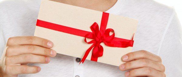 Mann mit Geschenk Gutschein