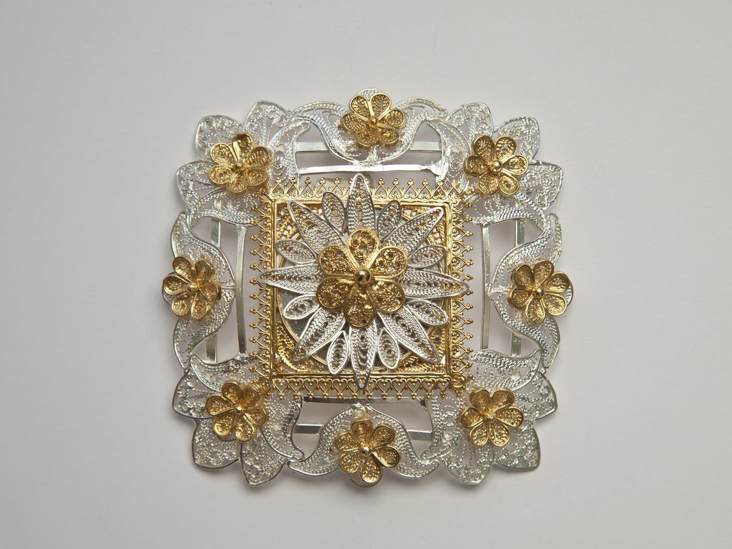 Eine der kunstvollen Juppenschnallen aus der Hand des Goldschmieds Josef Gaßner. Eine der kunstvollen Juppenschnallen aus der Hand des Goldschmieds Josef Gaßner.