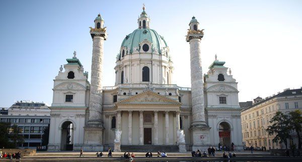 Die Karlskirche in Wien.