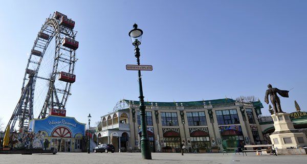 Das Riesenrad im Prater zählt zu den bekanntesten Attraktionen Wiens. Das Riesenrad im Prater zählt zu den bekanntesten Attraktionen Wiens.